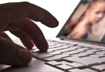 Σεξουαλική επίθεση σε 15χρονη από πέντε άνδρες Η σεξουαλική επίθεση σε βάρος 15χρονου κοριτσιού από πέντε ή έξι άνδρες μεταδόθηκε ζωντανά μέσω Facebook Live, όπως μεταδίδει το BBC επικαλούμενο την αστυνομία του Σικάγου. Σύμφωνα με τις πρώτες πληροφορίες, κάποια στιγμή έβλεπαν τη ζωντανή μετάδοση περίπου σαράντα χρήστες αλλά κανείς δεν ανέφερε το περιστατικό στις αρχές. Εκπρόσωπος της αστυνομίας ανέφερε πως πληροφορήθηκαν τι είχε συμβεί όταν η μητέρα του κοριτσιού προσέγγισε τον επικεφαλής της. Πολλοί ύποπτοι κλήθηκαν και ανακρίθηκαν αλλά δεν έχει γίνει καμία σύλληψη. Το κορίτσι είχε εξαφανιστεί για μία μέρα αλλά πλέον έχει επιστρέψει στην οικογένειά του και το βίντεο έχει κατέβει. Ο αστυνομικός Eddie Johnson είδε σκηνές από το βίντεο, τις οποίες του έδειξε η μητέρα της 15χρονης. «Εγκλήματα σαν αυτό είναι ειδεχθή και δεν επιτρέπουμε τέτοιου είδους περιεχόμενο στο Facebook» ανέφερε εκπρόσωπός του. «Λαμβάνουμε πολύ σοβαρά υπόψη την ευθύνη μας για την ασφάλεια των χρηστών στο Facebook και θα αφαιρούμε βίντεο που δείχνουν σεξουαλικές επιθέσεις και κυκλοφορούν για να εξωραΐσουν τη βία».