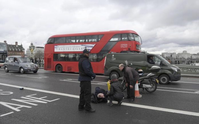 Ένας άντρας κείτεται τραυματισμένο μετά από μια συμπλοκή με ανταλλαγή πυροβολισμών στο Westminster Bridge στο Λονδίνο,
