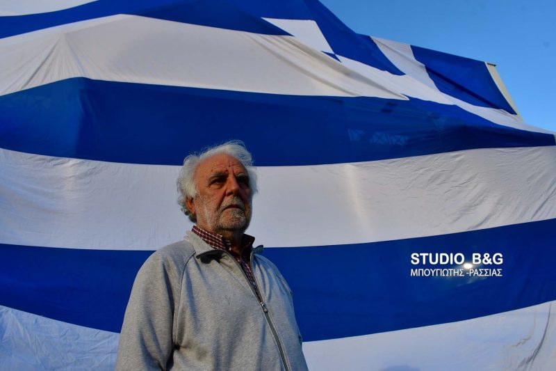 Κρέμασε ελληνική σημαία 140 τ.μ. στο σπίτι του!