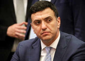 Συμβαίνει τώρα:Επίθεση Ρουβίκωνα στα γραφεία του Κικίλια