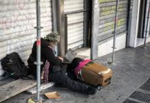 Η φωτογραφία που τράβηξε ο φωτορεπόρτερ Γιώργος Κονταρίνης αποτυπώνει μια συγκινητική και δυνατή στιγμή