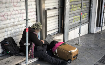 Η φωτογραφία που τράβηξε ο φωτορεπόρτερ Γιώργος Κονταρίνης αποτυπώνει μια συγκινητική και δυνατή στιγμή