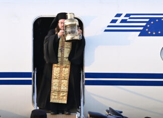 Άφιξη του Αγίου Φωτός στο «Ελευθέριος Βενιζέλος»