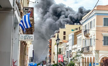 Συναγερμός στην Πάτρα: Φωτιά σε ξενοδοχείο στο κέντρο της πόλης