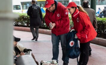 Ο Ελληνικός Ερυθρός Σταυρός κοντά στους αστέγους στην Αθήνα