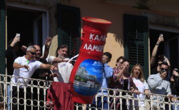 Κάθε Μεγάλο Σάββατο, η Κέρκυρα δεν απλώς γιορτάζει – εκρήγνυται από ζωή.