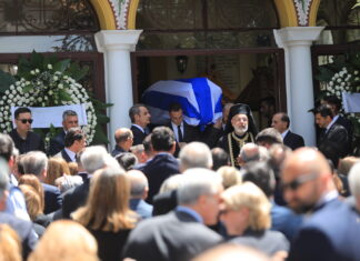 Το τελευταίο αντίο στον Πέτρο Μολυβιάτη: Με σεβασμό και εθνική συγκίνηση η κηδεία του κορυφαίου διπλωμάτη
