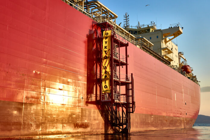 ΔΡΑΣΗ ΤΩΝ ΑΚΤΙΒΙΣΤΩΝ ΤΗΣ GREENPEACE ΣΤΗΝ ΠΛΩΤΗ ΜΟΝΑΔΑ ΥΓΡΟΠΟΙΗΣΗΣ ΟΡΥΚΤΟΥ ΑΕΡΙΟΥ FSRU ALEXANDROUPOLIS (ΓΡΑΦΕΙΟ ΤΥΠΟΥ GREENPEACE/EUROKINISSI)