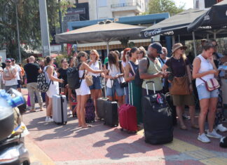 «Δεμένα τα πλοία στον Πειραιά – Χάος στο λιμάνι λόγω θυελλωδών ανέμων»