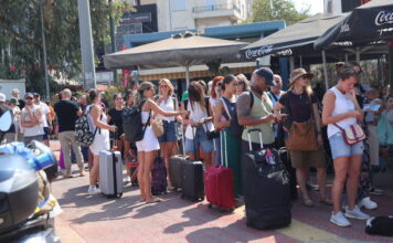 «Δεμένα τα πλοία στον Πειραιά – Χάος στο λιμάνι λόγω θυελλωδών ανέμων»