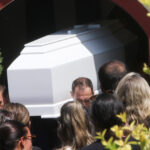 Αλεξάνδρα Νικολαΐδου: Συντετριμμένος ο Ντέμης Νικολαΐδης στην κηδεία της συντρόφου του