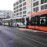 Σύγκρουση τραμ με λεωφορείο στον Πειραιά – Δεκάδες ελαφρά τραυματίες