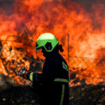 Μεγάλη πυρκαγιά σε προαύλιο χώρο εργοστασίου με παλέτες στο Μενίδι