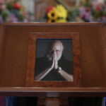 Λαϊκό προσκύνημα στο παρεκκλήσι της Μητρόπολης Αθηνών για τον Διονύση Σαββόπουλο