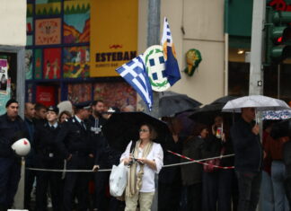 Υπό βροχή η μαθητική παρέλαση στη Θεσσαλονίκη για την 28η Οκτωβρίου