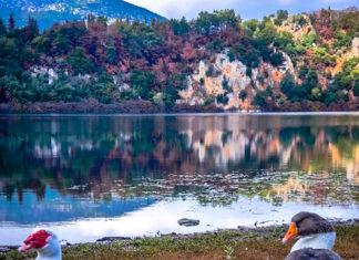 «Λίμνη Ζηρού: Ο καθρέφτης της φύσης και ο μύθος των δύο αδελφών»
