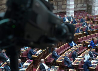 Λιποθύμησε βουλευτής μέσα στη Βουλή – Διακόπηκε η συνεδρίαση