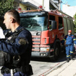 Εμπρησμός και αναστάτωση στη Νίκαια – Χειροβομβίδα εντοπίστηκε σε αυλή σωφρονιστικού υπαλλήλου