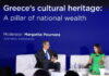 Ο Κυριάκος Μητσοτάκης συζητά με τη Victoria Hislop για το μέλλον του ελληνικού τουρισμού