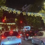 Βραδινή Χριστουγεννιάτικη Αθήνα: Μαγευτικές Στιγμές Φώτων και Ζεστής Ατμόσφαιρας