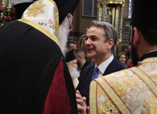 Με ευχές, συμβολισμούς και βαριά θεσμική παρουσία: η Δοξολογία του νέου έτους στη Μητρόπολη Αθηνώ