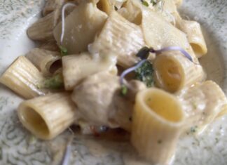 Μακαρόνια με κοτόπουλο και λευκή σάλτσα