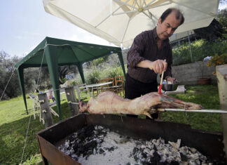 Μυστικά για ζουμερό αρνί στη σούβλα τη Κυριακή του Πάσχα