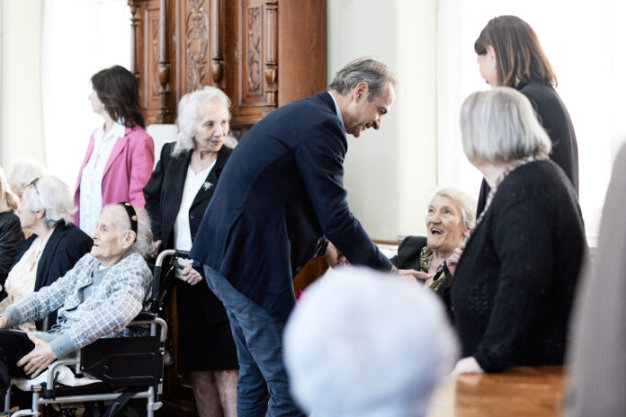 ΕΠΙΣΚΕΨΗ ΤΟΥ ΠΡΩΘΥΠΟΥΡΓΟΥ ΚΥΡΙΑΚΟΥ ΜΗΤΣΟΤΑΚΗ ΣΤΟ ΓΗΡΟΚΟΜΕΙΟ ΑΘΗΝΩΝ (ΔΗΜΗΤΡΗΣ ΠΑΠΑΜΗΤΣΟΣ/ΓΡΑΦΕΙΟ ΤΥΠΟΥ ΠΡΩΘΥΠΟΥΡΓΟΥ/EUROKINISSI)
