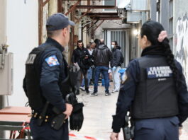 Θρίλερ στο κέντρο της Αθήνας: Νεκρή γυναίκα σε ακάλυπτο πολυκατοικίας