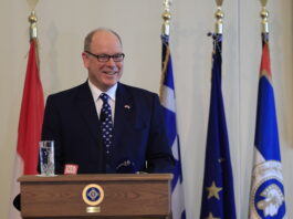 Γραβάτα με ελληνικές σημαίες ο Πρίγκιπας Αλβέρτος Β΄ στην Αθήνα – Τιμητική απονομή από τον Δήμο Αθηναίων
