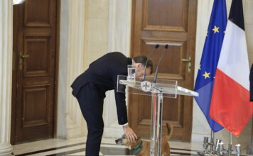 Εκτός πρωτοκόλλου στιγμές Μακρόν στο Μαξίμου πριν τις κρίσιμες δηλώσεις