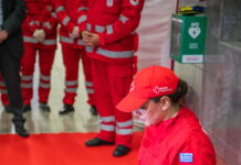 Επίδειξη απινιδωτή στο Μετρό Συντάγματος από τον Ελληνικό Ερυθρό Σταυρό