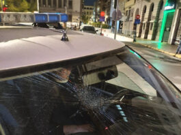 Επίθεση σε όχημα της Δημοτικής Αστυνομίας στα Εξάρχεια – Καταδίκη από τον Δήμο Αθηναίων