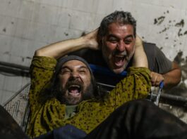 Η εμβληματική παράσταση «Άνθρωποι και Ποντίκια» του Τζον Στάινμπεκ, σε σκηνοθεσία Βασίλη Μπισμπίκη