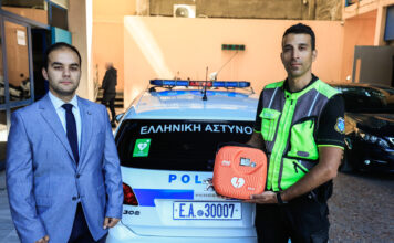 Δωρεά απινιδωτή ενισχύει περιπολικό της Υποδιεύθυνσης Τροχαίας Αθηνών