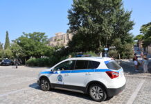 Συναγερμός στην Ακρόπολη μετά από Επίθεση με Μαχαίρι σε Δύο Αμερικανούς Τουρίστες