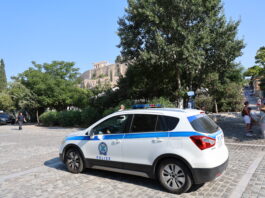 Συναγερμός στην Ακρόπολη μετά από Επίθεση με Μαχαίρι σε Δύο Αμερικανούς Τουρίστες