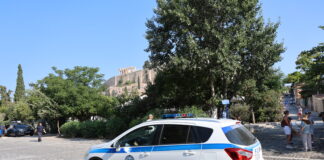 Συναγερμός στην Ακρόπολη μετά από Επίθεση με Μαχαίρι σε Δύο Αμερικανούς Τουρίστες