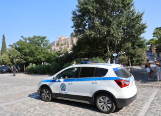 Συναγερμός στην Ακρόπολη μετά από Επίθεση με Μαχαίρι σε Δύο Αμερικανούς Τουρίστες