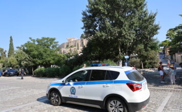 Συναγερμός στην Ακρόπολη μετά από Επίθεση με Μαχαίρι σε Δύο Αμερικανούς Τουρίστες