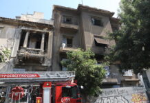 Συναγερμός στην Πυροσβεστική για φωτιά σε ακατοίκητο κτίριο στο κέντρο της Αθήνας
